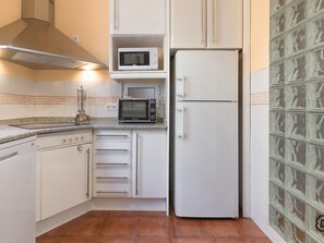 Een koelkast, een microgolfoven, een oven, een vaatwasser