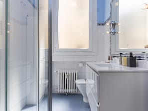Bathtub, hair dryer, towels - Gran Vía Center - 2 bedrooms, large living room, in the center (Madrid)