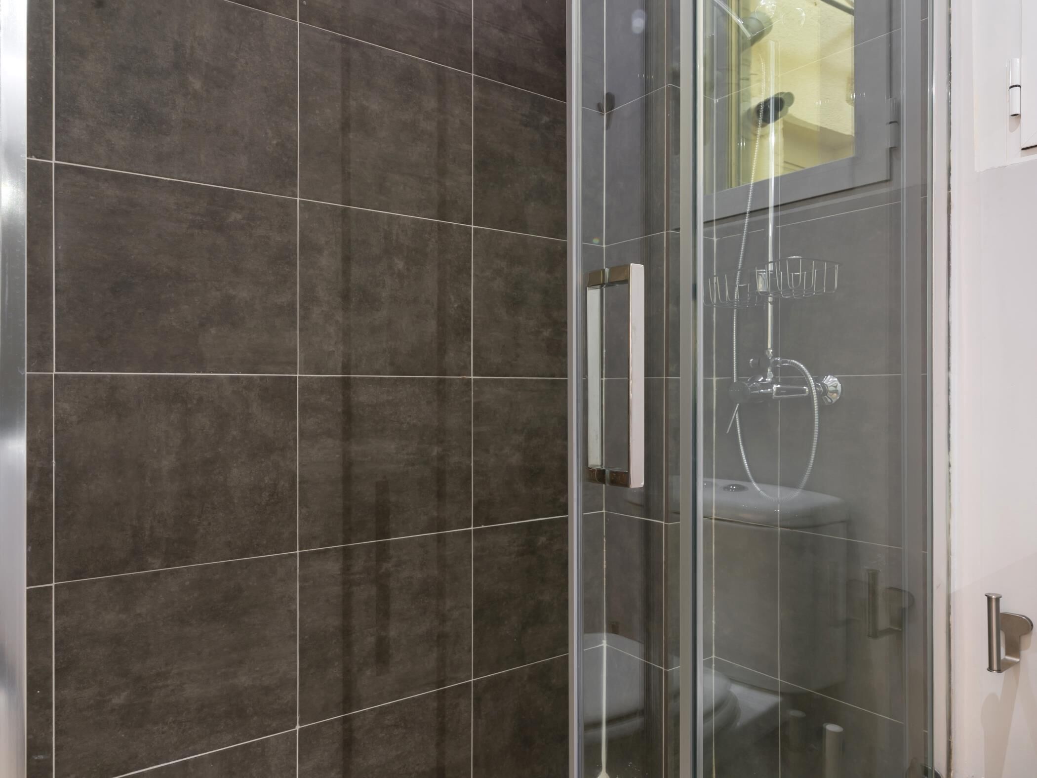 Douche, articles de toilette gratuits, sèche-cheveux