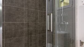Douche, articles de toilette gratuits, sèche-cheveux