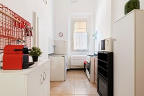 Fridge, oven, stovetop, cookware/dishes/utensils