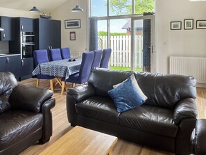 TV - 3 bedroom accommodation in Warkworth (Warkworth)