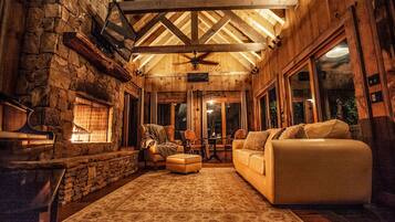 Smart TV, chimenea, futbolito y libros