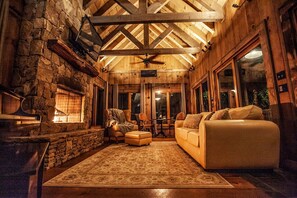 Smart-tv, eldstad, bordsfotboll och böcker