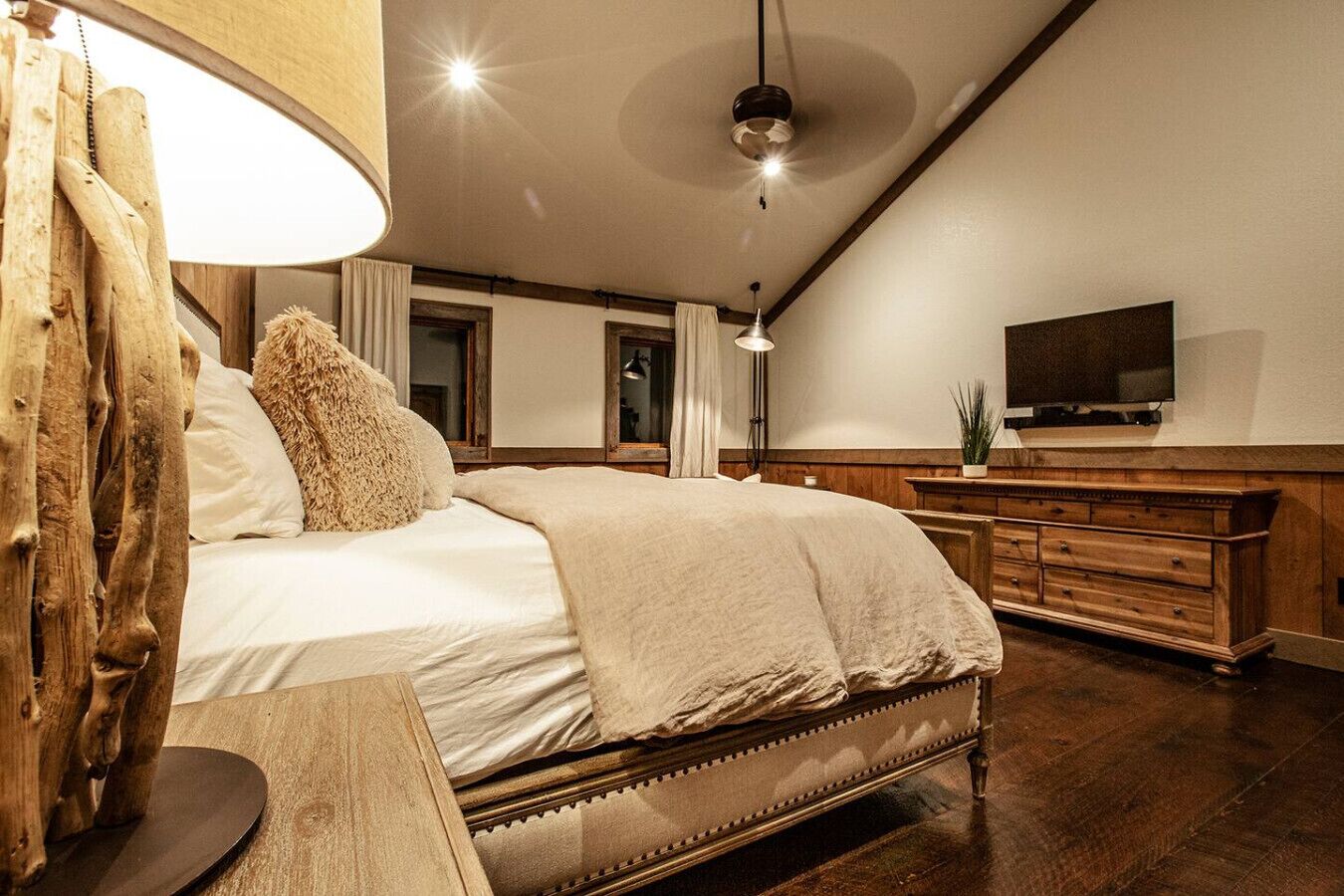 3 bedrooms, desk, iron/ironing board, free WiFi