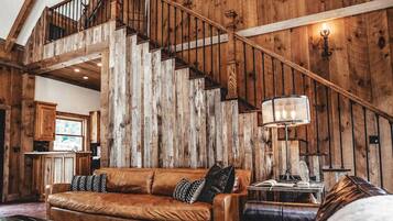 Smart TV, chimenea, futbolito y libros