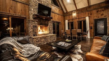 Smart TV, chimenea, futbolito y libros