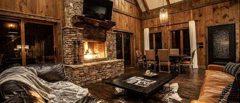 TV connectée, cheminée, baby-foot, livres