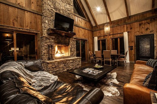 Luxe Mtn Retreat – 3 King Suites, River Access, Hot Tub