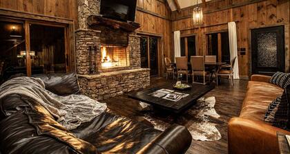 Luxe Mtn Retreat – 3 King Suites, River Access, Hot Tub