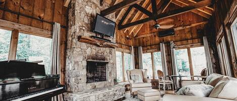 TV connectée, cheminée, baby-foot, livres