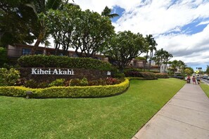 Property grounds - AKH D402 2BD Condo Across Beach Ocean View AC Pool (Kihei)