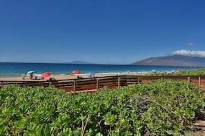 Una playa cerca, sillas reclinables de playa, toallas de playa