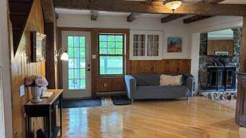 Smart-TV, Kamin, Bücher, Musikbibliothek