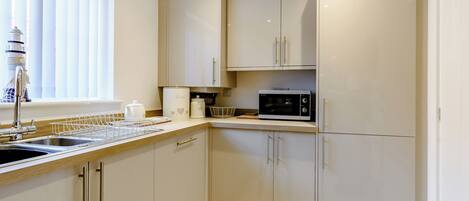 Lavavajillas, trona infantil y congelador