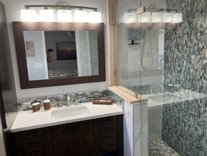 Regadera, secadora de cabello, bidet, toallas