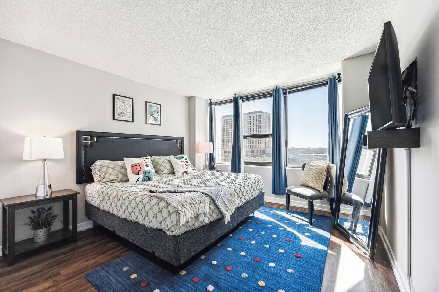 2 soverom, skrivebord, strykejern/-brett og reiseseng for barn