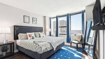 2 slaapkamers, een bureau, een strijkplank/strijkijzer, reisbedje