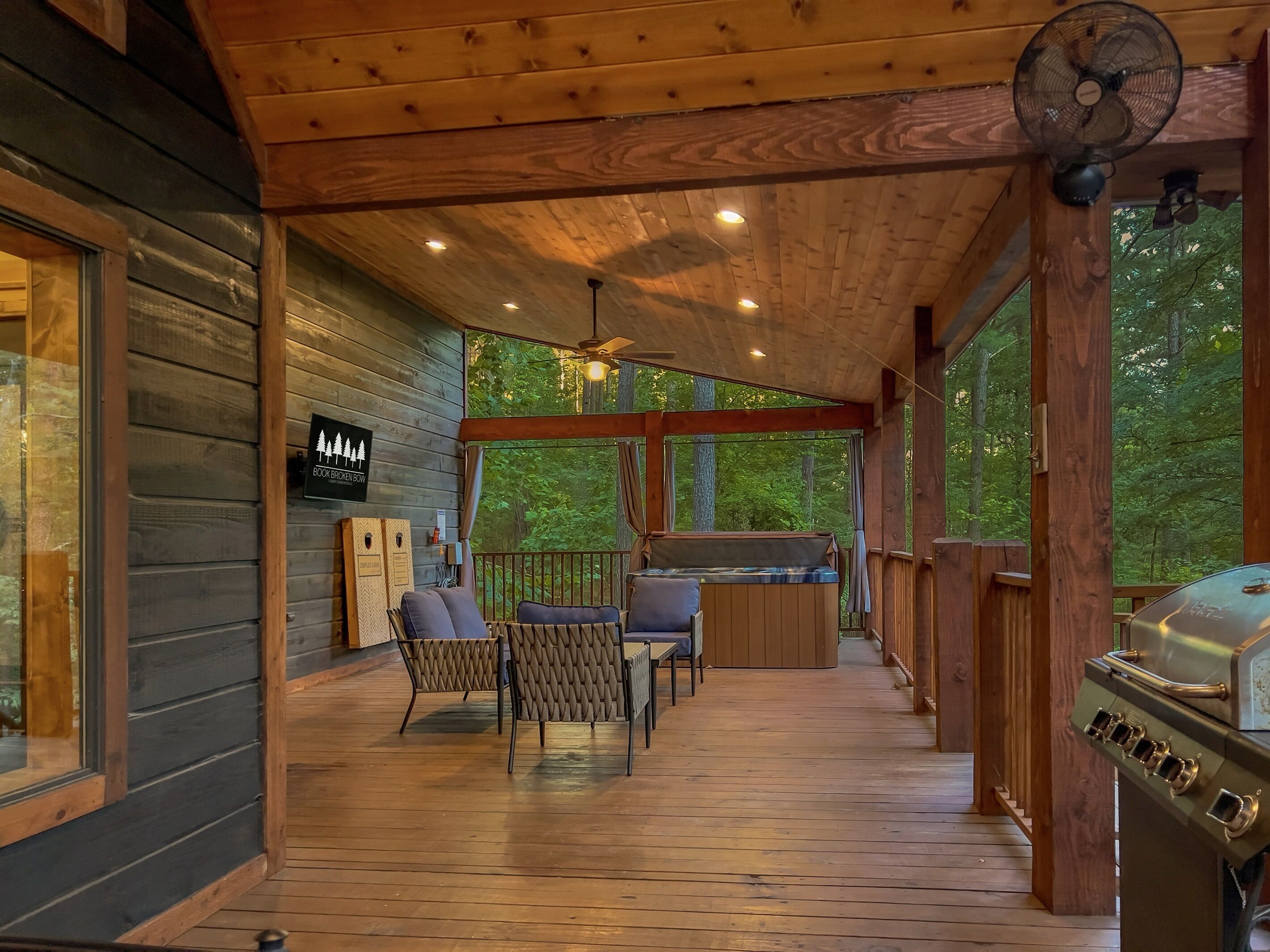 Rated Top 10 One Bedroom + No Cabins Behind Property +6 person Hot Tub + Arcade