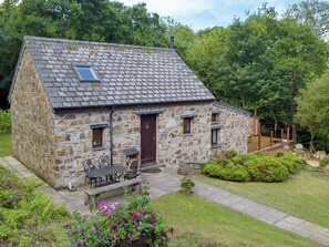 Outdoor dining - Keeper’s Nook - Dinas Country Club (Dinas Cross, near Newport)