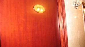 Une porte en bois ornée d’une plaque en laiton portant le numéro « 3563 ».