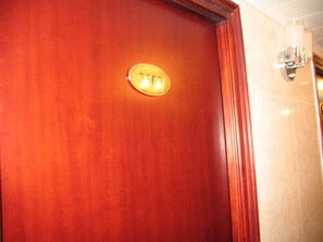 Quartos à prova de som, Wi-Fi de cortesia, roupa de cama