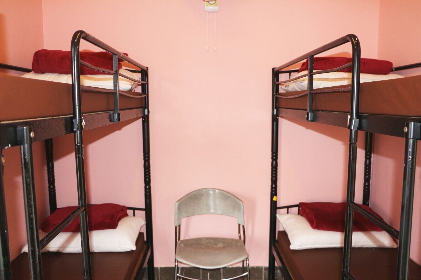 Dormitório compartilhado básico | Quartos à prova de som, Wi-Fi de cortesia, roupa de cama