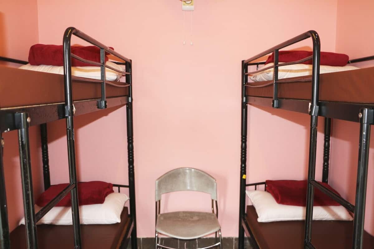 베이직 공용 도미토리 | 방음 설비, 무료 WiFi, 침대 시트