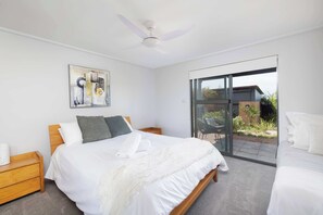 5 bedrooms, iron/ironing board, WiFi, bed sheets