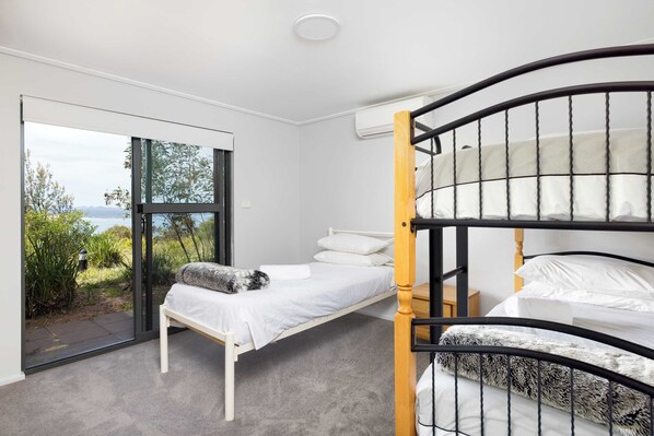 5 bedrooms, iron/ironing board, WiFi, bed sheets