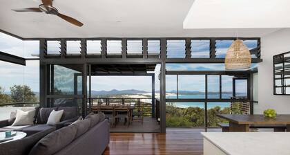 Luxury villa with amazing Ocean Views, Pool & Spa