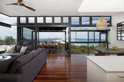 Luxury villa with amazing Ocean Views, Pool & Spa