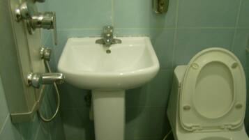 Shower, hydromassage showerhead, free toiletries