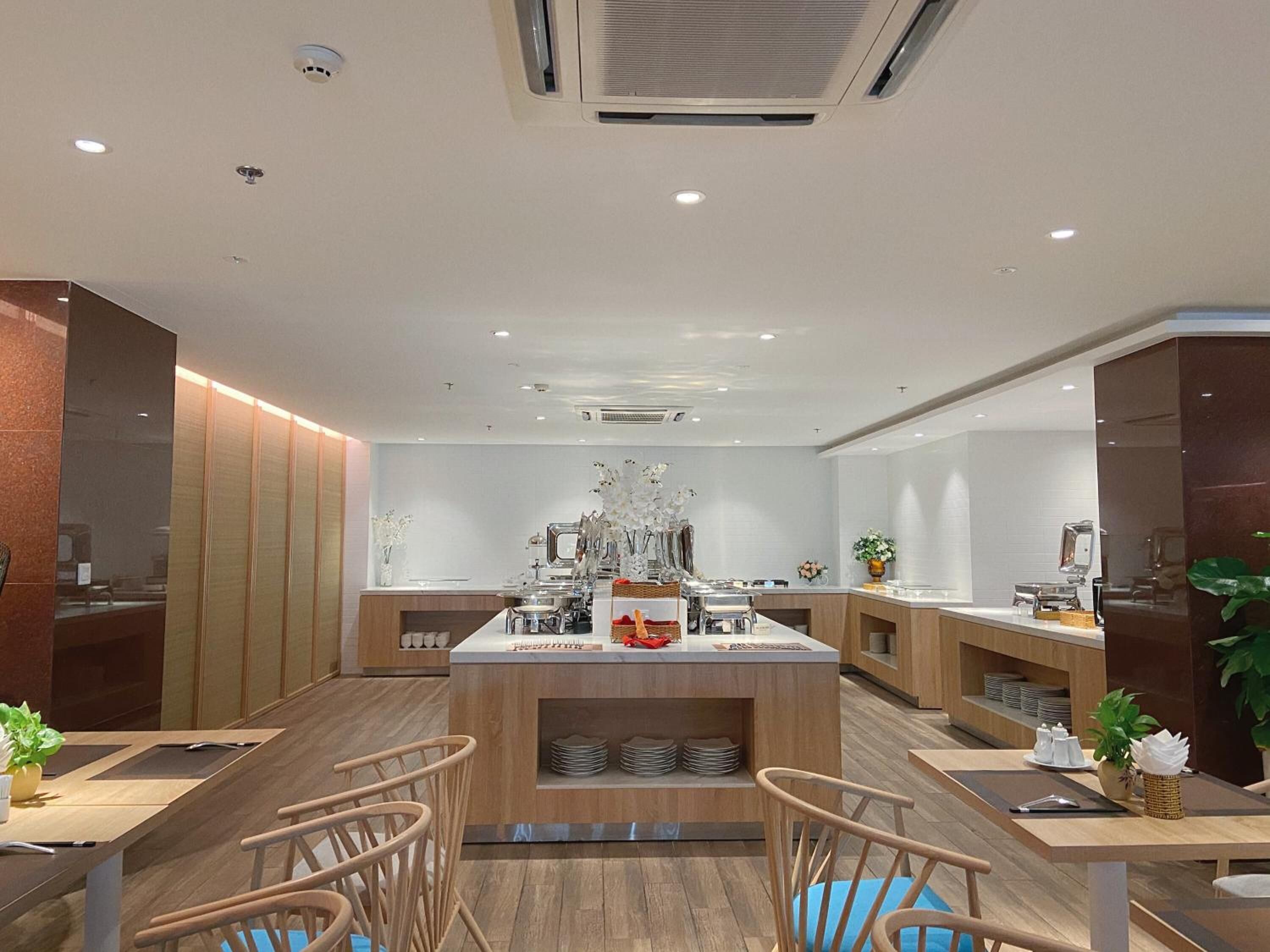 Breakfast, lunch and dinner served