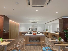 供应早餐、午餐和晚餐