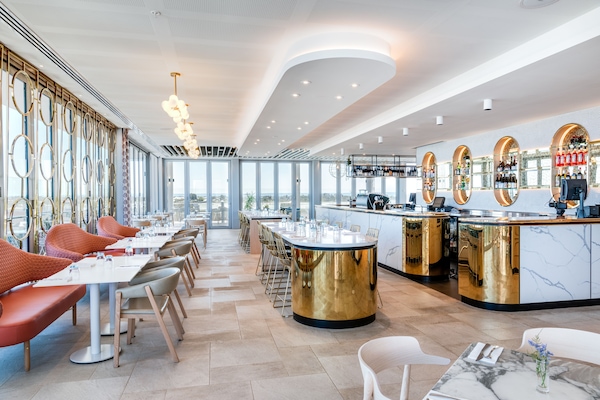 Se sirven desayunos, almuerzos y cenas; con vista a la piscina