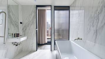 Zimmer (Skyline View Plus) | Badezimmer | Designer-Toilettenartikel, Haartrockner, Handtücher, Seife