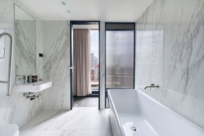 Chambre (Skyline View Plus) | Salle de bain | Articles de toilette griffés, séchoir à cheveux, serviettes fournies