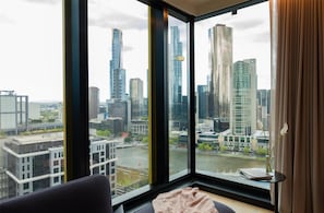 Premium bedding, pillow-top beds, minibar, in-room safe - Quincy Hotel Melbourne (Melbourne)