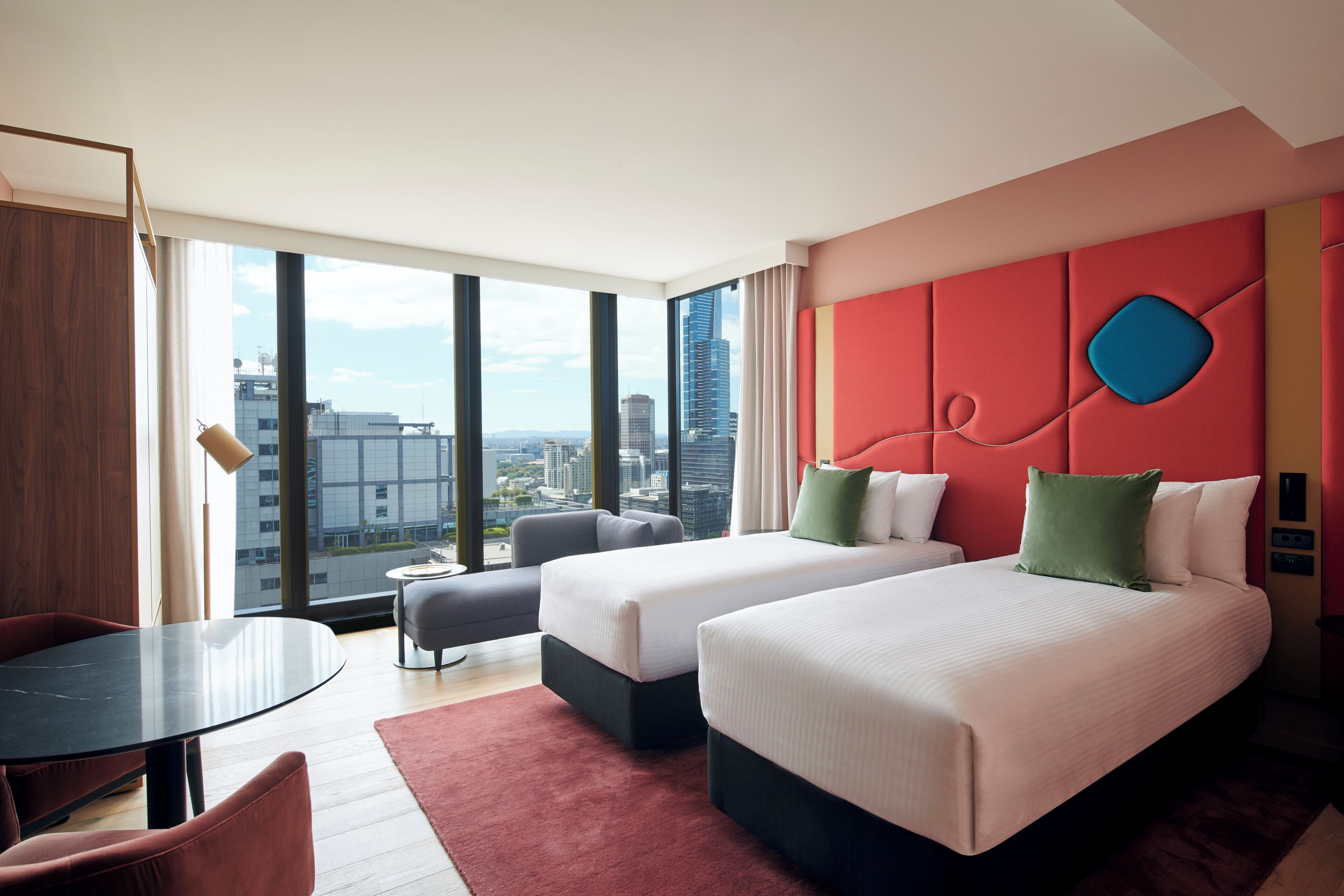 Chambre (Skyline View) | Literie de qualité, lit avec matelas à plateau-coussin, minibar