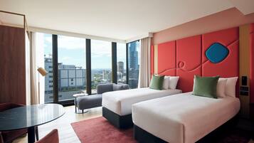 Chambre (Skyline View) | Literie de qualité, lit avec matelas à plateau-coussin, minibar