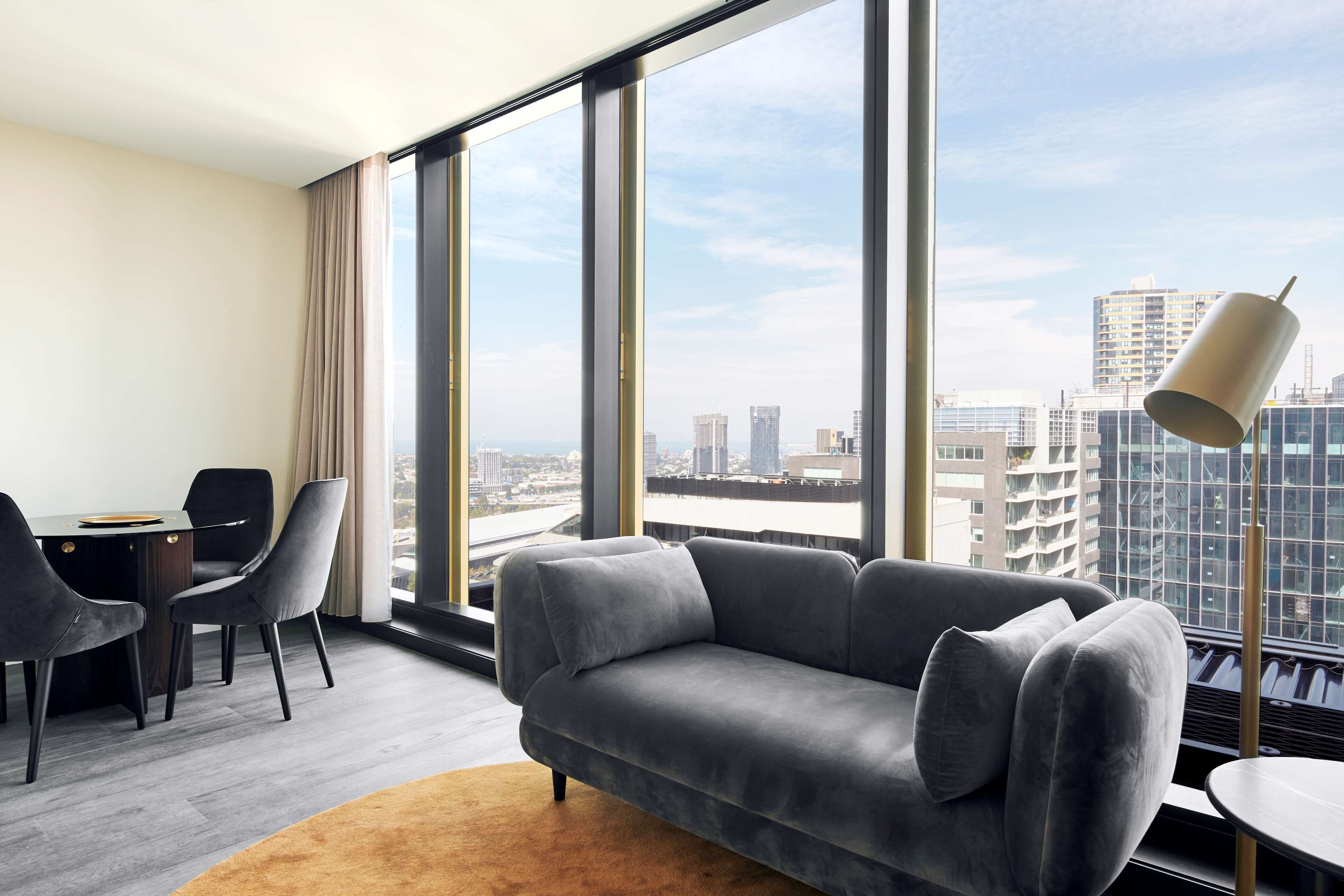 Ropa de cama de alta calidad, colchones con pillow-top y minibar 