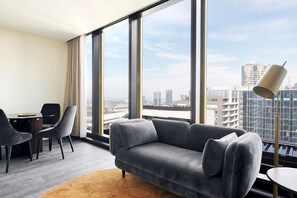 Luxe beddengoed, pillowtop-bedden, een minibar, een kluis op de kamer