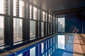 Indoor pool, sun loungers - Quincy Hotel Melbourne (Melbourne)