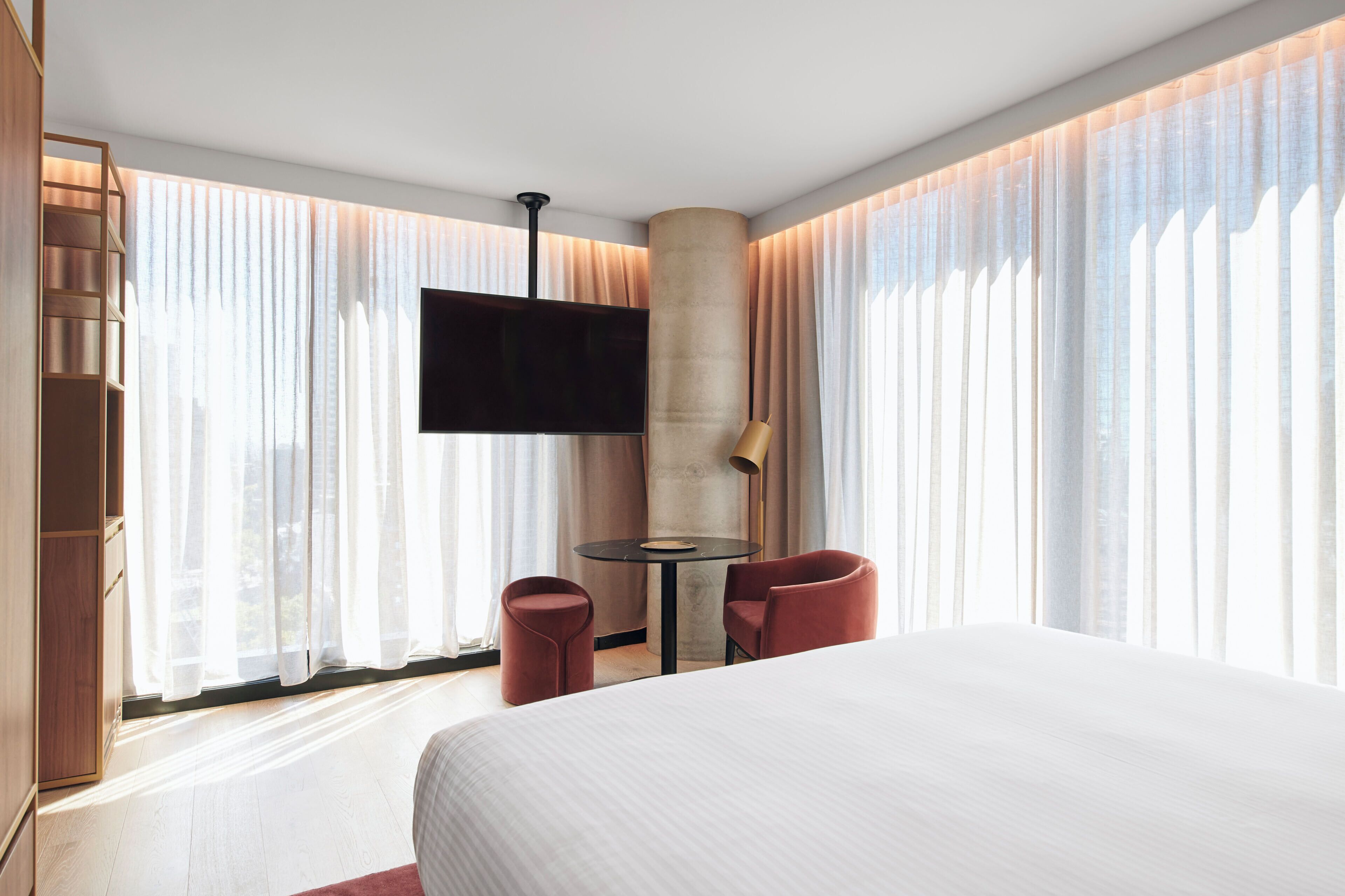Bộ đồ giường cao cấp, nệm có lớp đệm bông, minibar 