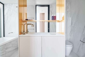 Skyline View Plus Room | Bathroom