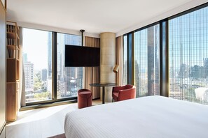Habitación (Skyline View) | Zona de estar | Una televisión LED, Netflix, películas de pago, servicios de streaming