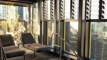 Indoor pool, sun loungers