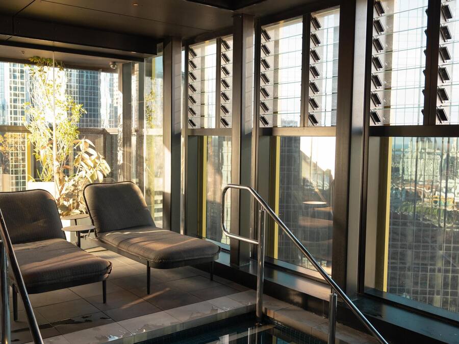 Piscine couverte, chaises longues
