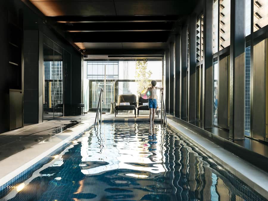 Kolam renang indoor, dengan kursi berjemur